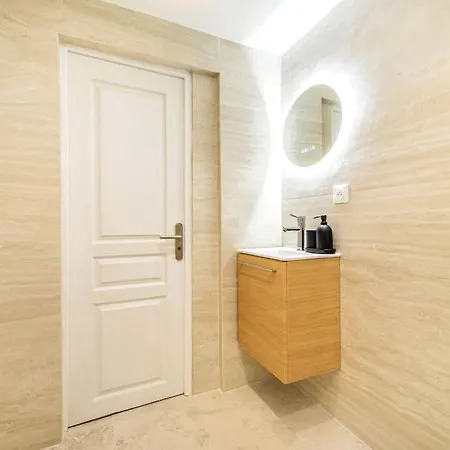 3 Personnes Proche Champs Elysees * 파리